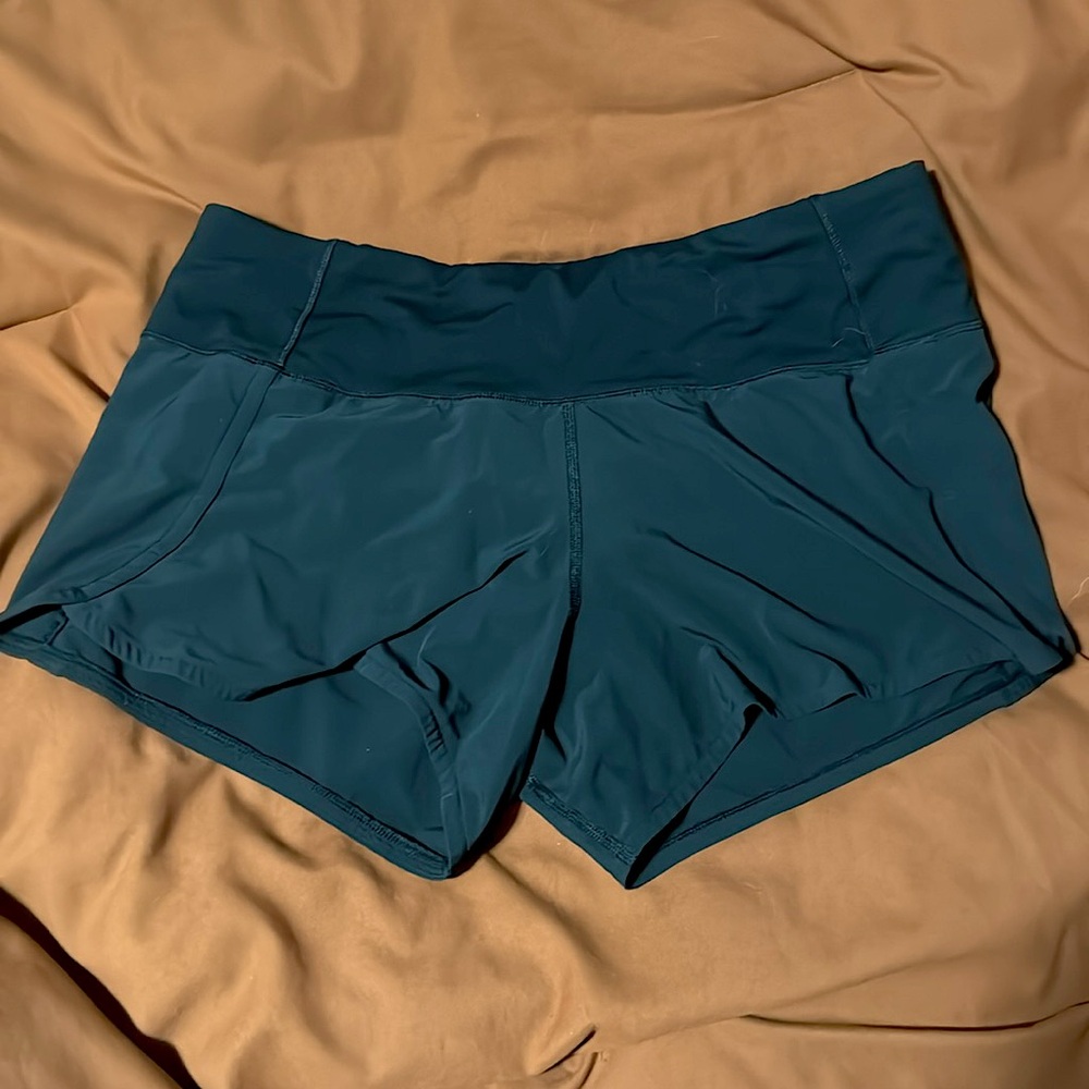 Like NEW Lululemon size 6 black speed up shorts